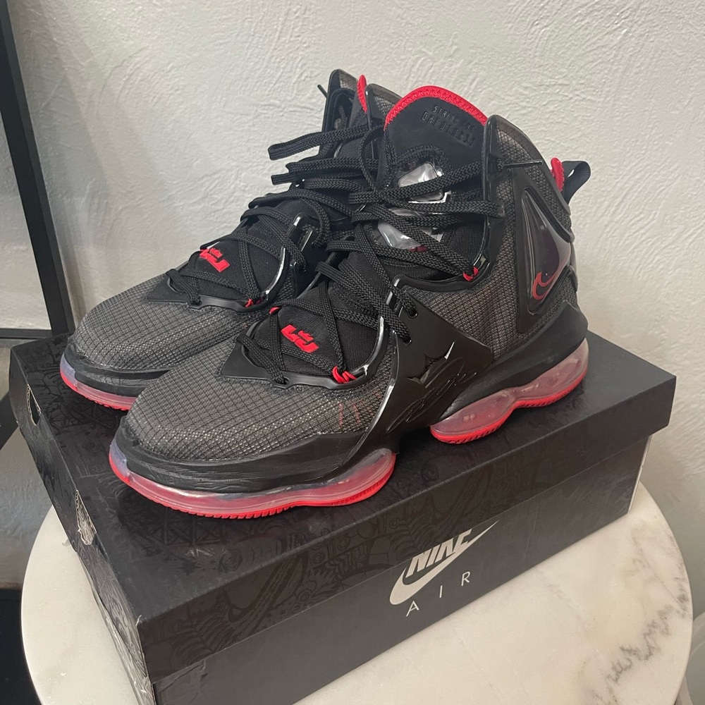 Lebron XIX Black-University Red